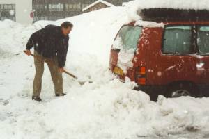 De auto moet uitgegraven worden na een fikse sneeuwbui in de herfst !!!!